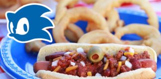 Sonic Chili Dogs con anillos de cebolla Sonic Chili Dogs con anillos de cebolla