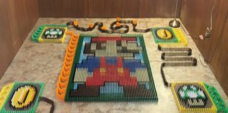 Super Mario 8 Bits creado con 8431 dominós Super Mario 8 Bits creado con 8431 dominós