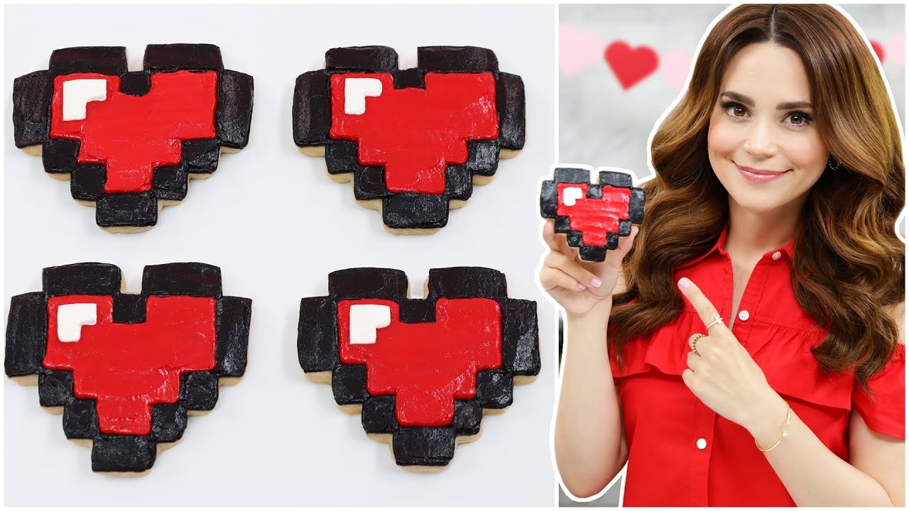 Galletas de canela con forma de corazón de pixel