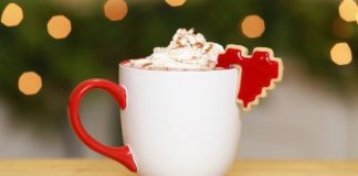 Chocolate caliente decorado al estilo 8 bits Chocolate caliente decorado al estilo 8 bits