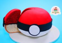 Queque de Pokebola cubierto con fondant Queque de Pokebola cubierto con fondant
