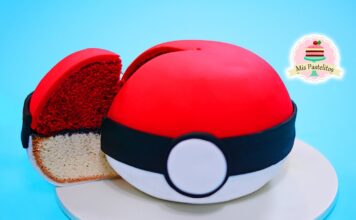 Queque de Pokebola cubierto con fondant Queque de Pokebola cubierto con fondant