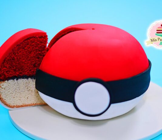 Queque de Pokebola cubierto con fondant Queque de Pokebola cubierto con fondant