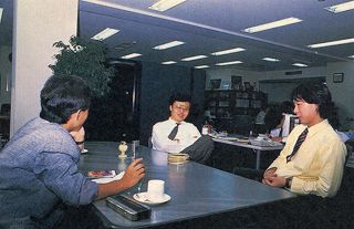 De izquierda a derecha: Entrevistador, Katou, Hashimoto.