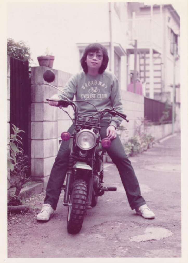 Yuji Horii, de 25 años, durante su etapa como escritor autónomo. Yuji Horii, de 25 años, durante su etapa como escritor autónomo.