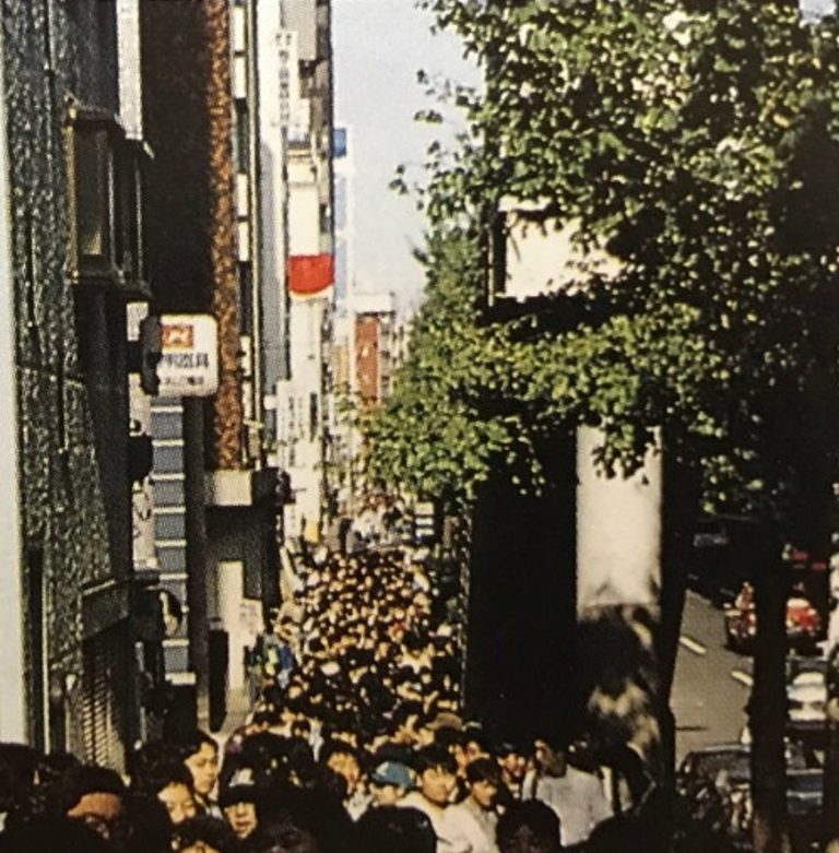 Una cola enorme con motivo del lanzamiento de Dragon Quest V en 1992, cerca de Bic Camera en Ikebukuro. Según Famitsu Express, más de 12 000 personas hicieron cola, que se extendía a lo largo de 5 km.