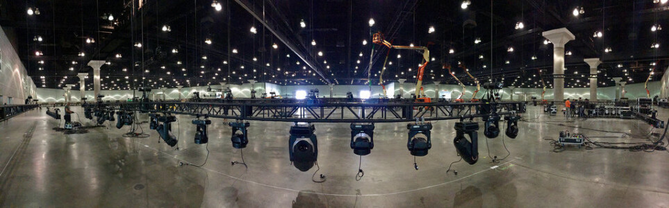 Las luces están siendo unidas a los aparejos. E3 2016