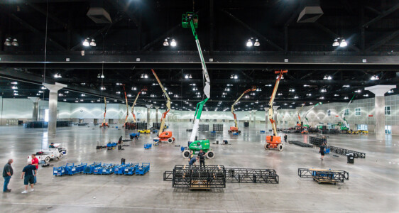 Colgando las luces. Altura de la planta: 70 pies! E3 2016