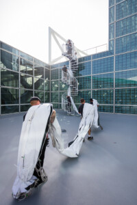 El banner de 115 pies siendo llevado al techo a través de una escalera en espiral. E3 2016